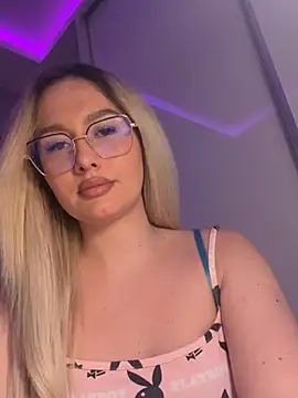 Snapshot of mollyxxx chatting on 17, 5, 2026 mollyxxx online show from 17, 5, 2026
