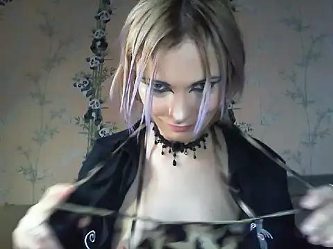 WildMissNiks online show from 17, 4, 2026