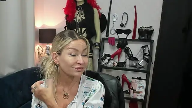 Snapshot of crystaLUX chatting on 7, 5, 2026 crystaLUX online show from 7, 5, 2026