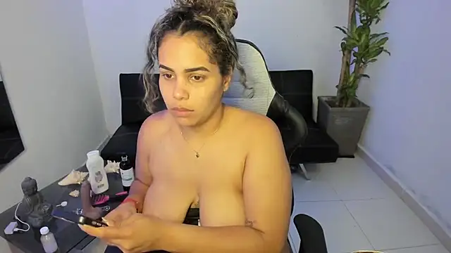 Snapshot of alyssannVhm chatting on 14, 1, 2025 alyssannVhm online show from 14, 1, 2025