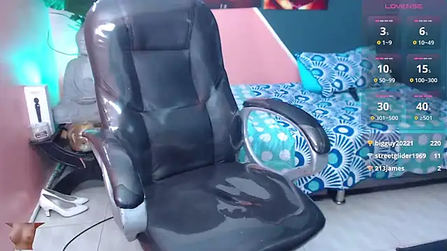 Snapshot of pearl_weet chatting on 8, 2, 2025 pearl weet online show from 8, 2, 2025