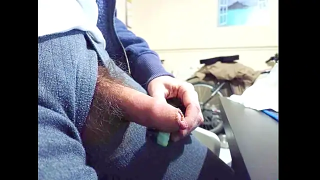 hairyuncut00 online show from 22, 4, 2026