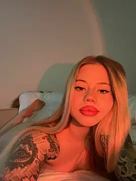 Snapshot of curchez_ chatting on 7, 3, 2025 curchez online show from 7, 3, 2025