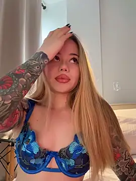 Snapshot of curchez_ chatting on 4, 12, 2025 curchez online show from 4, 12, 2025