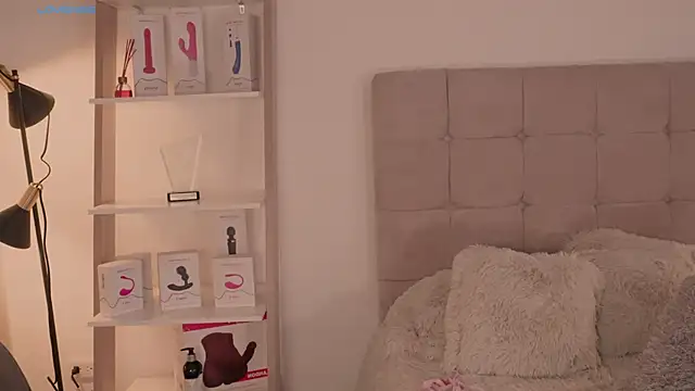 Snapshot of AbellaCroft chatting on 17, 12, 2024 AbellaCroft online show from 17, 12, 2024