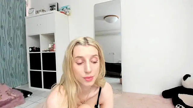 Snapshot of KenzieDawton chatting on 2, 7, 2026 KenzieDawton online show from 2, 7, 2026