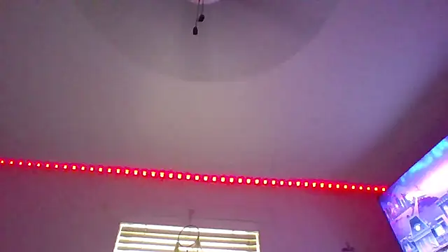 Snapshot of SkittlesNTreats chatting on 4, 12, 2025 SkittlesNTreats online show from 4, 12, 2025