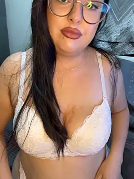 Snapshot of MileyGia chatting on 12, 10, 2025 MileyGia online show from 12, 10, 2025