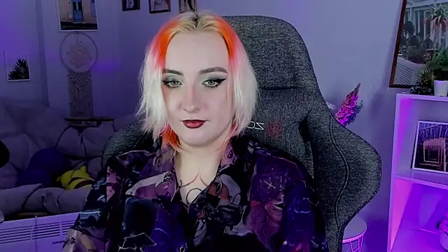 Snapshot of AsheLucker chatting on 8, 2, 2025 AsheLucker online show from 8, 2, 2025