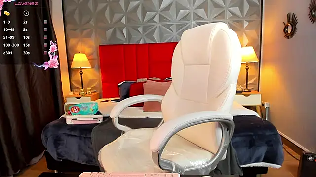 Holly madison  online show from 14, 3, 2025