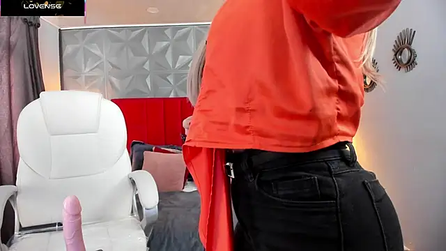 Holly madison  online show from 20, 3, 2025