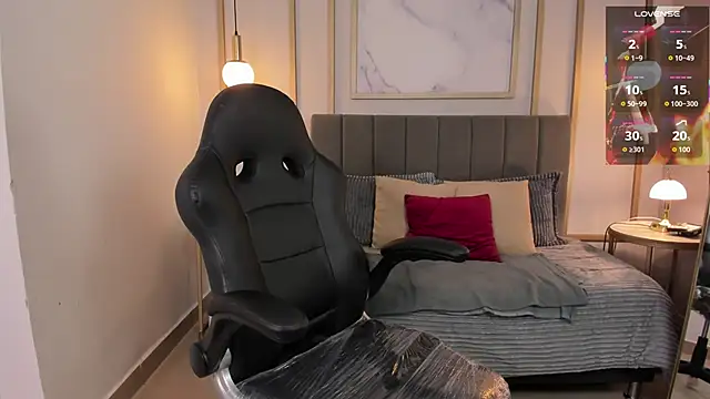 Holly madison  online show from 22, 4, 2026