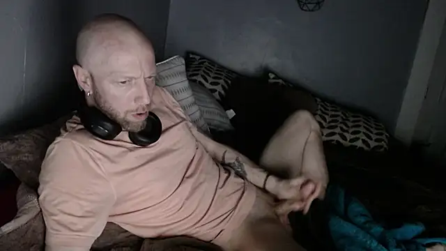 Snapshot of MaxRouger chatting on 13, 3, 2025 MaxRouger online show from 13, 3, 2025