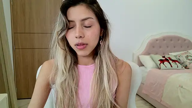 Snapshot of Sensualtease chatting on 4, 1, 2025 Sensualtease online show from 4, 1, 2025