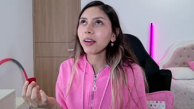 Snapshot of Sensualtease chatting on 8, 9, 2025 Sensualtease online show from 8, 9, 2025