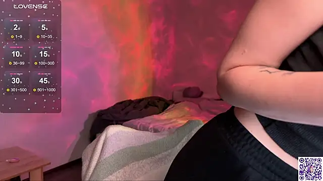 Chanel Gill online show from 4, 10, 2025