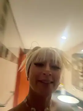 Mia-Bloom online show from 20, 3, 2025