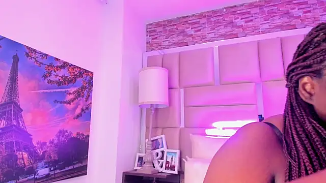 ShaniaBrownn online show from 21, 4, 2026