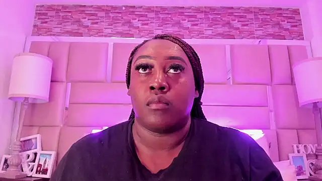 ShaniaBrownn online show from 23, 4, 2026