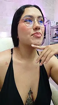 LauraRuiz1 online show from 4, 5, 2026