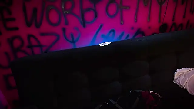 Laura takint online show from 4, 2, 2025