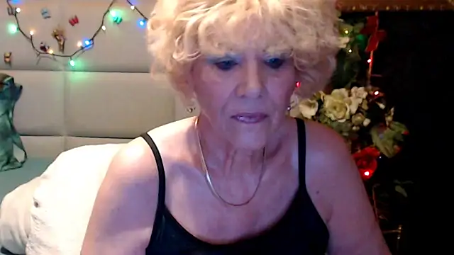 Snapshot of HappyWomanOn chatting on 10, 6, 2026 HappyWomanOn online show from 10, 6, 2026