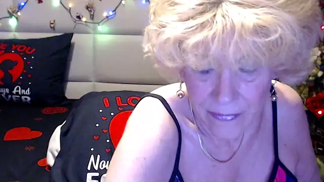 Snapshot of HappyWomanOn chatting on 12, 6, 2026 HappyWomanOn online show from 12, 6, 2026