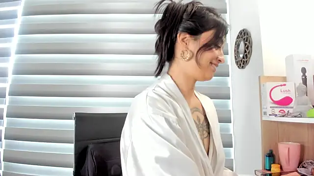 nia  white online show from 11, 3, 2025