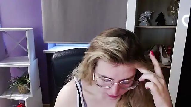 Zoey Erotic online show from 28, 4, 2026