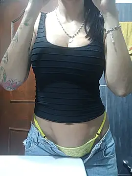 Snapshot of LunaZambrano chatting on 2, 7, 2026 LunaZambrano online show from 2, 7, 2026
