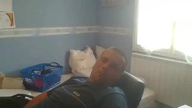 Snapshot of manubm03 chatting on 12, 9, 2025 manubm03 online show from 12, 9, 2025