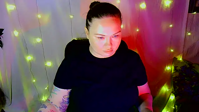 Snapshot of Victoria_Marks chatting on 23, 11, 2025 Victoria Marks online show from 23, 11, 2025