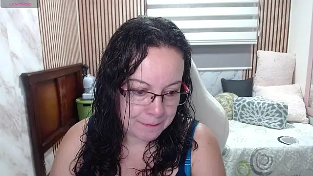 Sonialorens  online show from 8, 6, 2026
