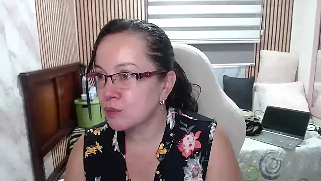 Sonialorens  online show from 9, 6, 2026