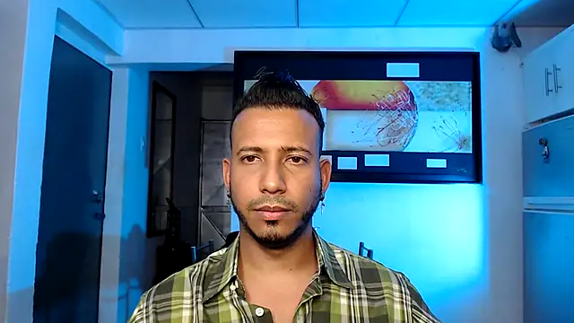 Snapshot of thommerxxx chatting on 4, 12, 2025 thommerxxx online show from 4, 12, 2025