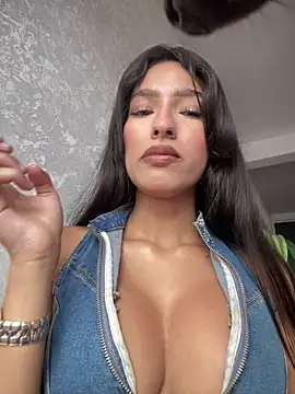 Snapshot of DulceLenns chatting on 1, 10, 2025 DulceLenns online show from 1, 10, 2025