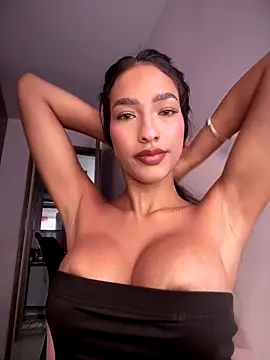 Snapshot of DulceLenns chatting on 4, 11, 2025 DulceLenns online show from 4, 11, 2025