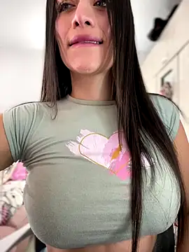 Snapshot of Emmily_19 chatting on 19, 12, 2025 Emmily 19 online show from 19, 12, 2025