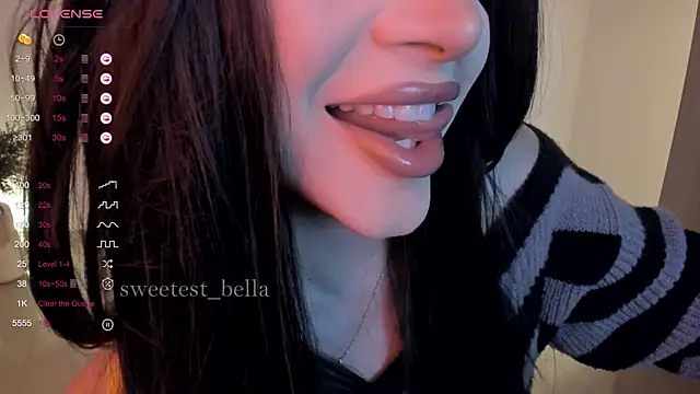 Snapshot of sweetest_bella chatting on 11, 10, 2025 sweetest bella online show from 11, 10, 2025