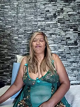 Snapshot of Mammabear_4u chatting on 9, 3, 2026 Mammabear 4u online show from 9, 3, 2026