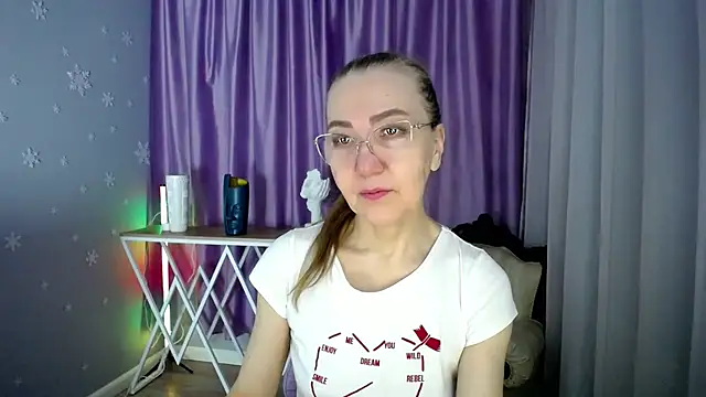 Snapshot of queen_a_n_i chatting on 11, 2, 2025 queen a n i online show from 11, 2, 2025