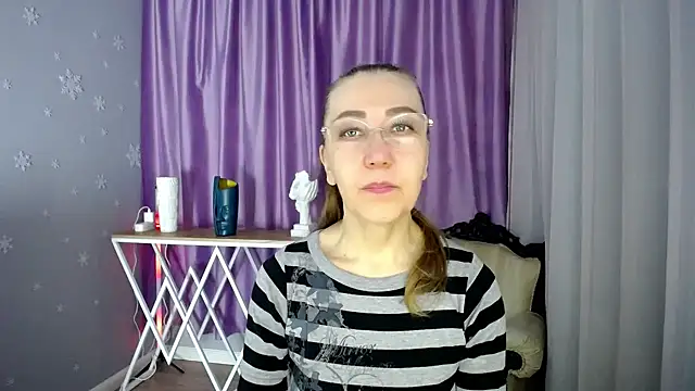 Snapshot of queen_a_n_i chatting on 10, 3, 2025 queen a n i online show from 10, 3, 2025