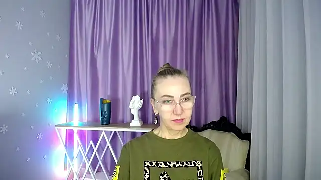 Snapshot of queen_a_n_i chatting on 9, 9, 2025 queen a n i online show from 9, 9, 2025