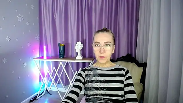 Snapshot of queen_a_n_i chatting on 10, 9, 2025 queen a n i online show from 10, 9, 2025