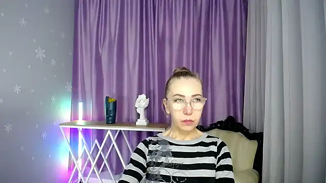 Snapshot of queen_a_n_i chatting on 11, 9, 2025 queen a n i online show from 11, 9, 2025