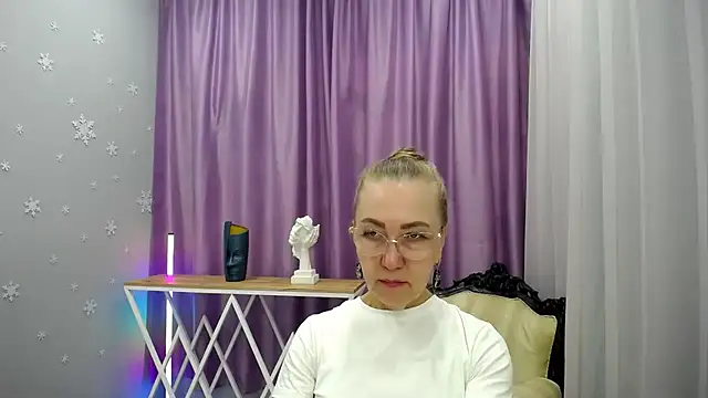 Snapshot of queen_a_n_i chatting on 19, 9, 2025 queen a n i online show from 19, 9, 2025