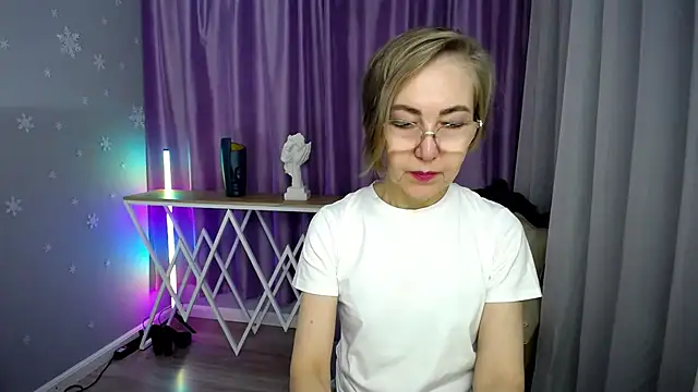 Snapshot of queen_a_n_i chatting on 17, 10, 2025 queen a n i online show from 17, 10, 2025