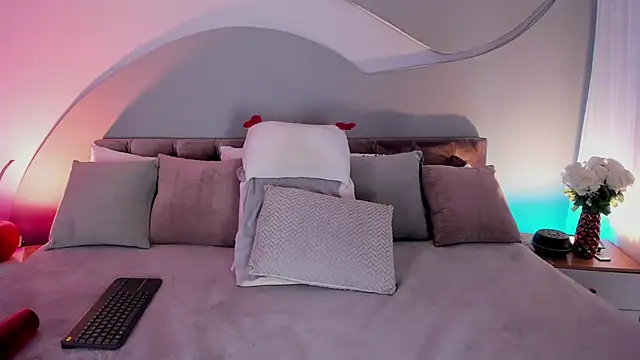 Nicolle W online show from 23, 4, 2026