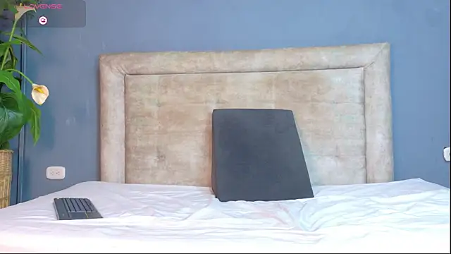 nicol snow online show from 27, 4, 2026