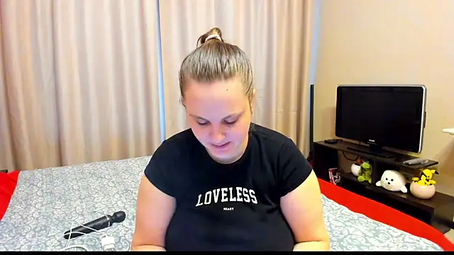 Snapshot of AlanaBrox chatting on 4, 3, 2025 AlanaBrox online show from 4, 3, 2025